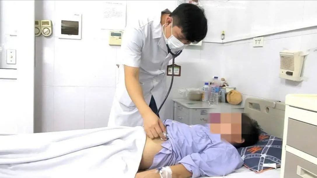 Người đ&agrave;n &ocirc;ng nguy kịch v&igrave; bị 3 loại virus tấn c&ocirc;ng