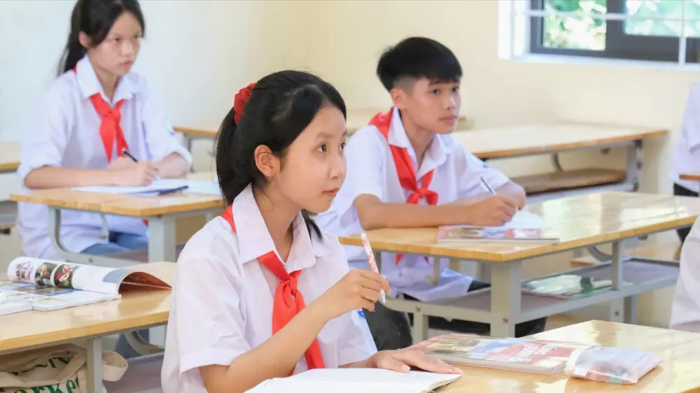 Học sinh H&agrave; Nội đi học trở lại từ 2/10