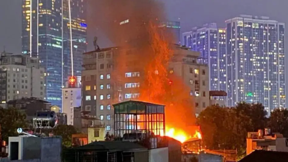 Ch&aacute;y lớn ở Đ&ecirc; La Th&agrave;nh, H&agrave; Nội