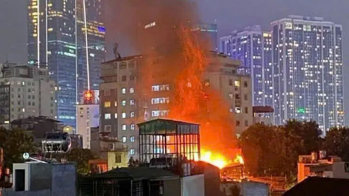 Bắt đối tượng đốt r&aacute;c g&acirc;y ch&aacute;y lớn ở Đ&ecirc; La Th&agrave;nh