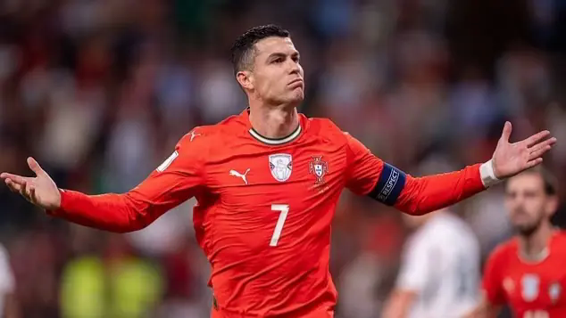Cristiano Ronaldo ph&aacute; th&ecirc;m một kỷ lục
