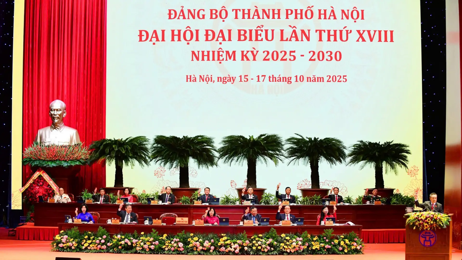 Hội nghị lần thứ nhất Ban Chấp h&agrave;nh Đảng bộ th&agrave;nh phố H&agrave; Nội kho&aacute; XVIII bầu đủ 17 đồng ch&iacute; Ban Thường vụ