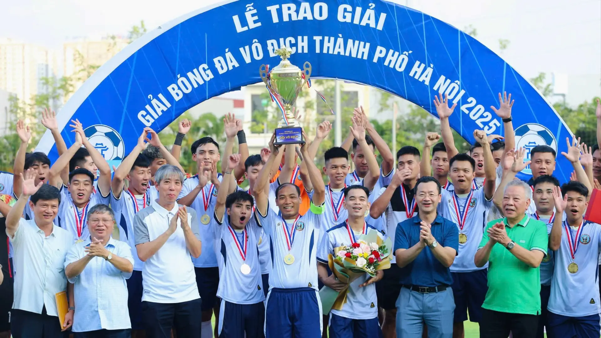 Ho&agrave;i Đức đăng quang Giải v&ocirc; địch b&oacute;ng đ&aacute; H&agrave; Nội lần thứ nhất