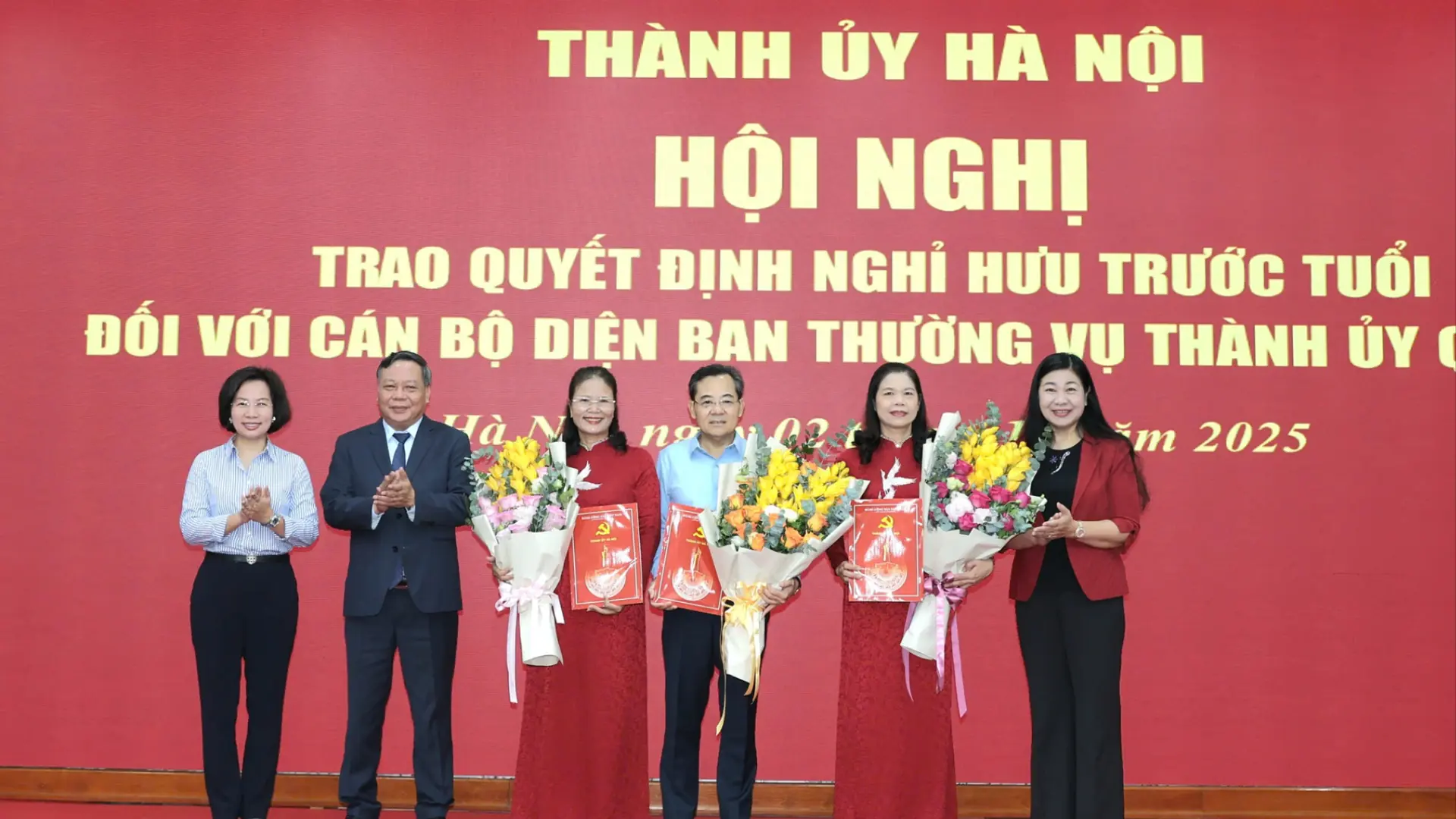 H&agrave; Nội trao quyết định nghỉ hưu trước tuổi cho l&atilde;nh đạo MTTQ v&agrave; LĐLĐ TP
