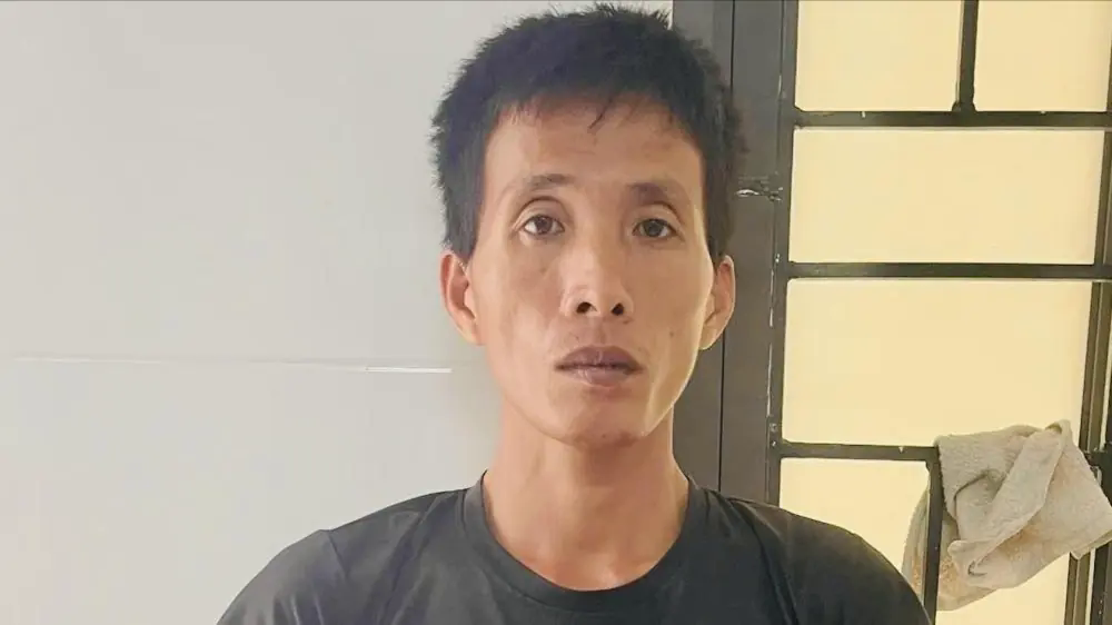 Bắt giữ cha dượng d&ugrave;ng b&uacute;a đinh đ&aacute;nh v&agrave;o đầu b&eacute; g&aacute;i lớp 5