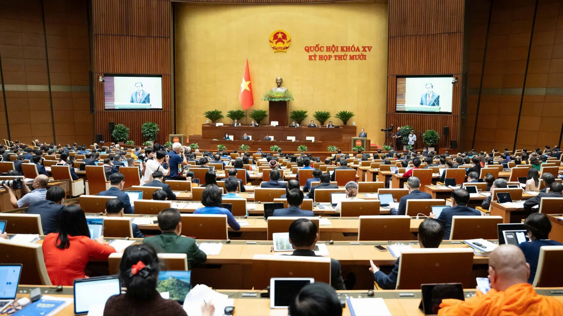 Quốc hội th&ocirc;ng qua Nghị quyết bổ sung Ph&oacute; Thủ tướng
