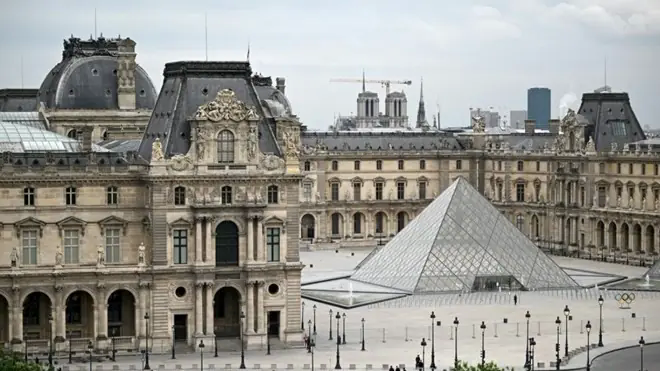 Cảnh s&aacute;t Ph&aacute;p bắt nghi phạm vụ trộm tại Bảo t&agrave;ng Louvre