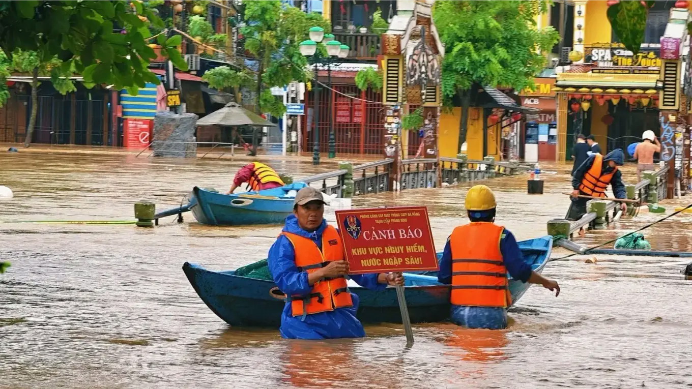 Lượng mưa tại Huế v&agrave; Đ&agrave; Nẵng ph&aacute; vỡ mọi kỷ lục