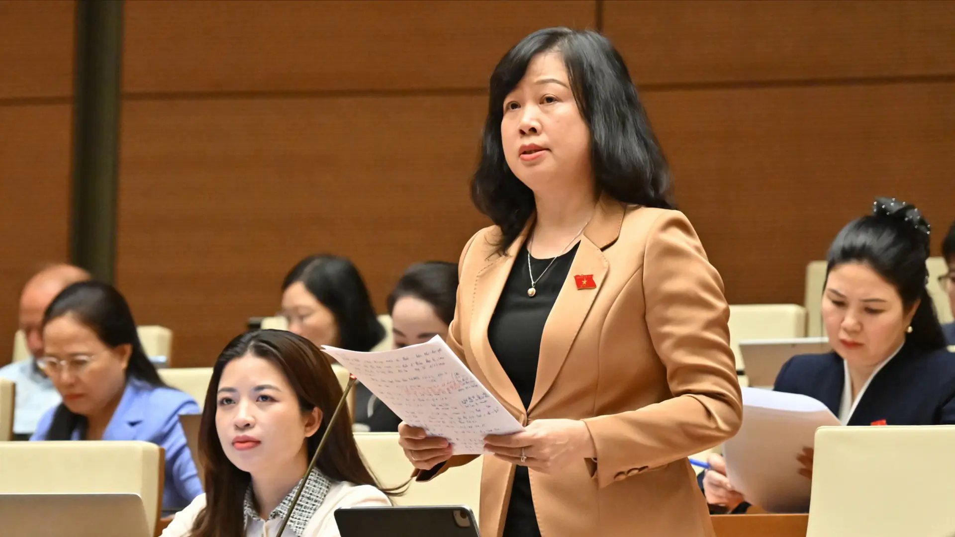 'Cần coi h&agrave;nh hung nh&acirc;n vi&ecirc;n y tế l&agrave; chống người thi h&agrave;nh c&ocirc;ng vụ'