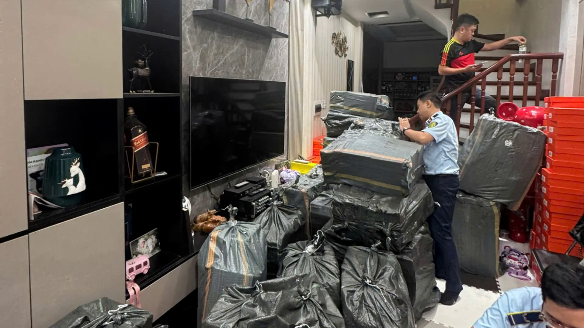 Thu giữ 5.800 sản phẩm gi&agrave;y d&eacute;p giả c&aacute;c thương hiệu lớn
