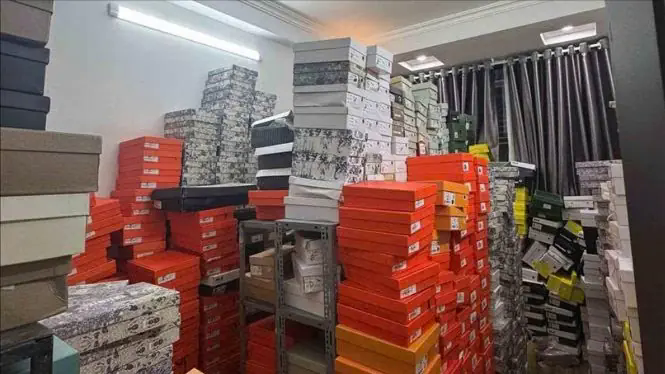 Ph&aacute;t hiện gần 6.000 đ&ocirc;i gi&agrave;y d&eacute;p giả nh&atilde;n hiệu nổi tiếng