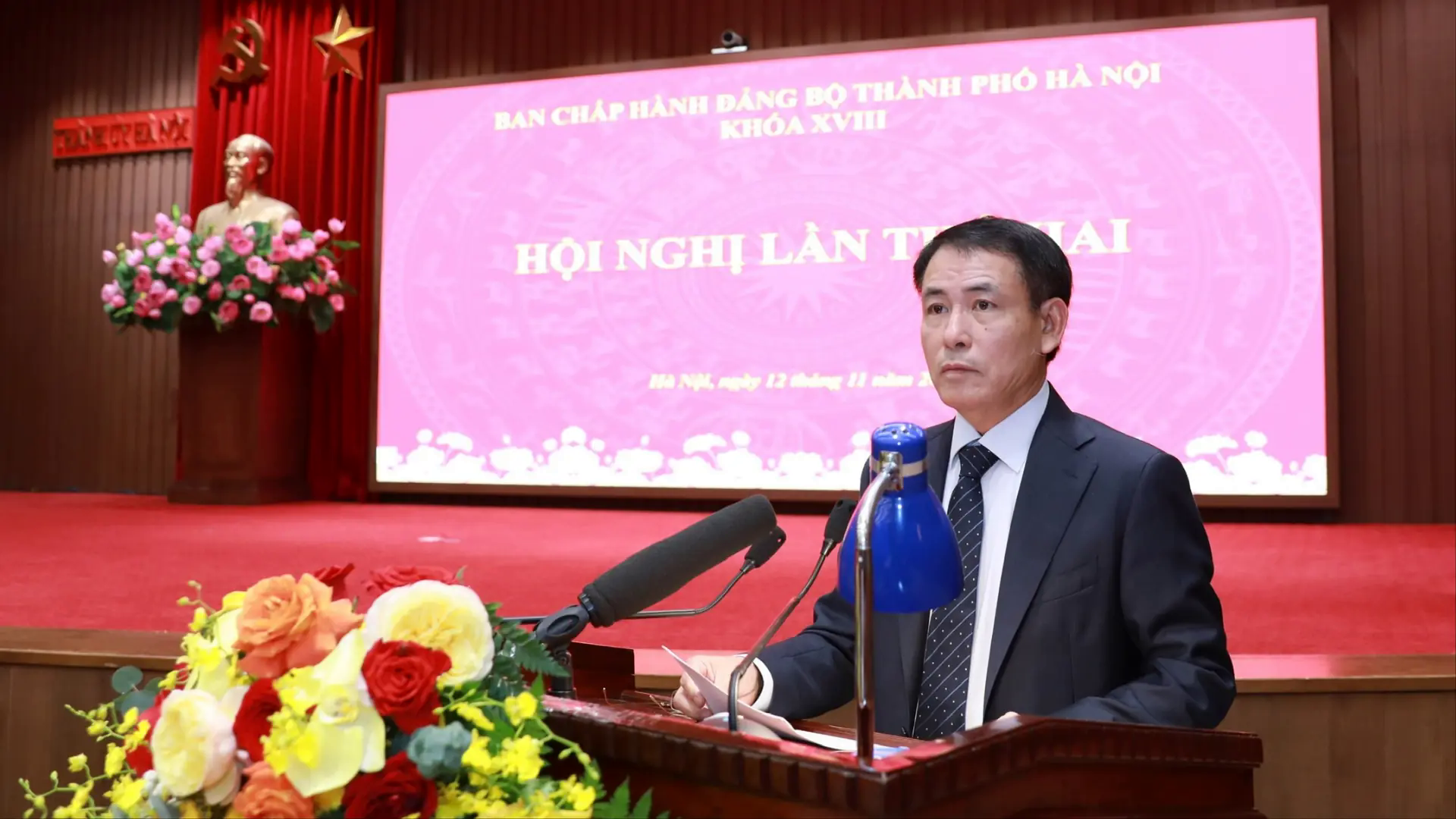 'S&aacute;ng họp, chiều ra th&ocirc;ng b&aacute;o; chiều họp, tối tr&igrave;nh th&ocirc;ng b&aacute;o'