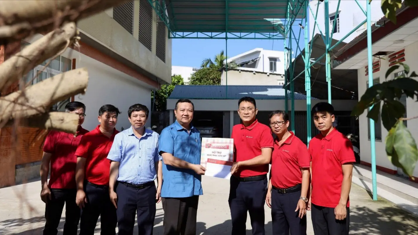 C&ocirc;ng đo&agrave;n Agribank thăm người lao động bị ảnh hưởng bởi b&atilde;o