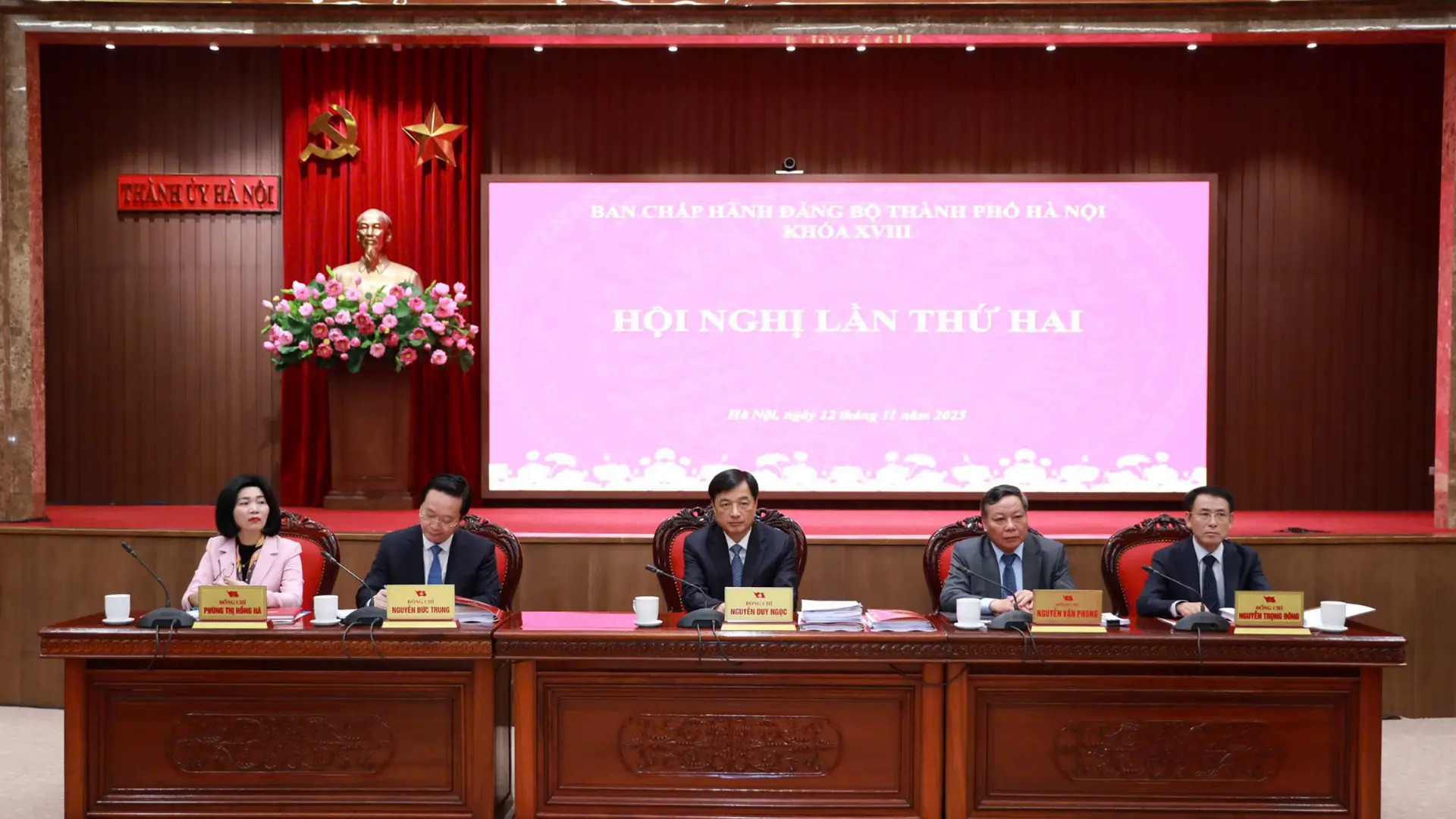 Ban Chấp h&agrave;nh Đảng bộ H&agrave; Nội thống nhất cao về c&ocirc;ng t&aacute;c nh&acirc;n sự