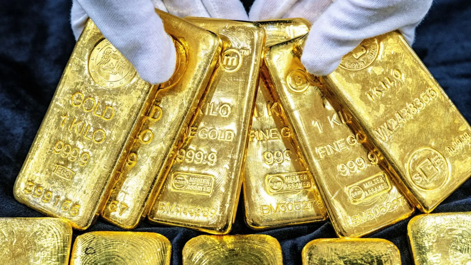 Gi&aacute; v&agrave;ng thế giới tăng cao nhất trong gần ba tuần