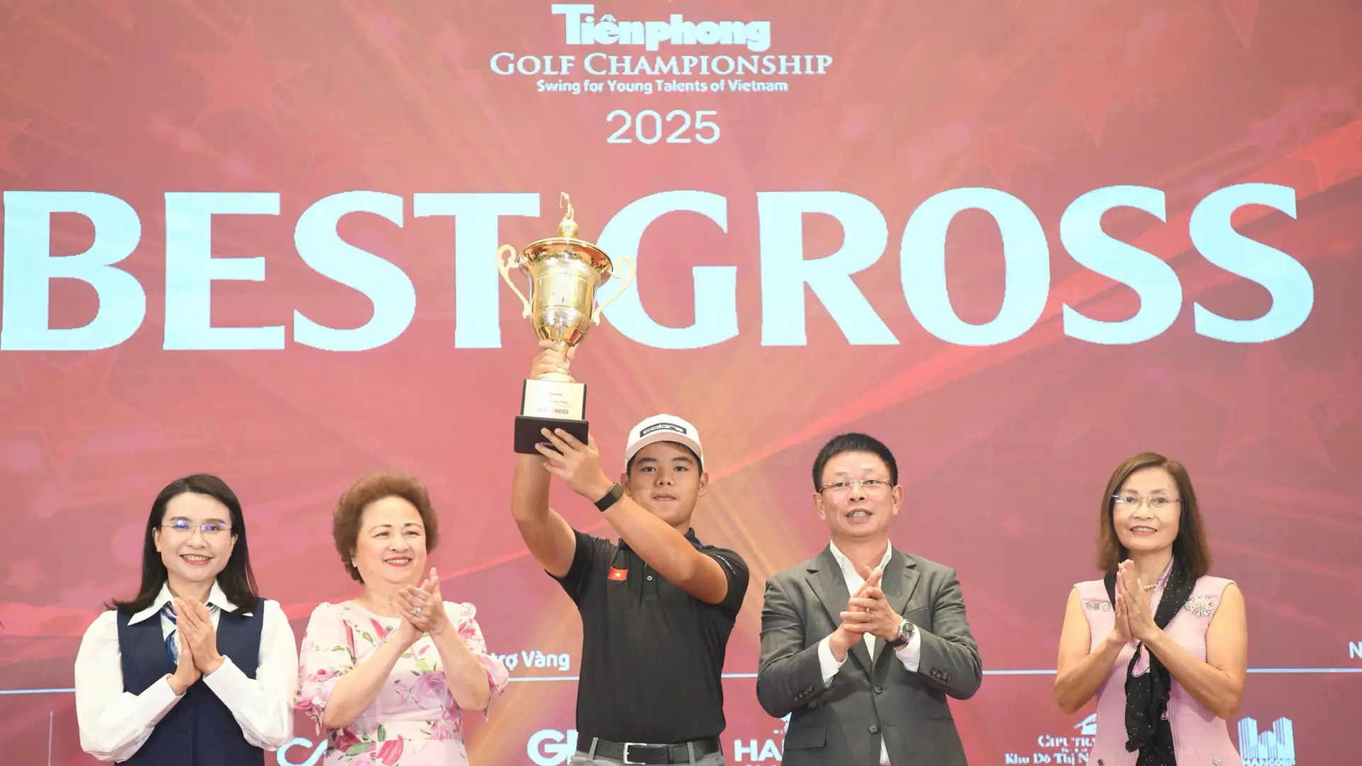 Nguyễn Trọng Ho&agrave;ng lần đầu v&ocirc; địch Tiền Phong Golf Championship