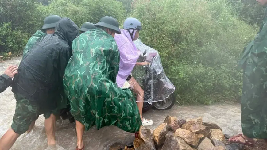 Kh&aacute;nh H&ograve;a khẩn trương di dời người d&acirc;n khu vực c&oacute; nguy cơ cao sạt lở đất