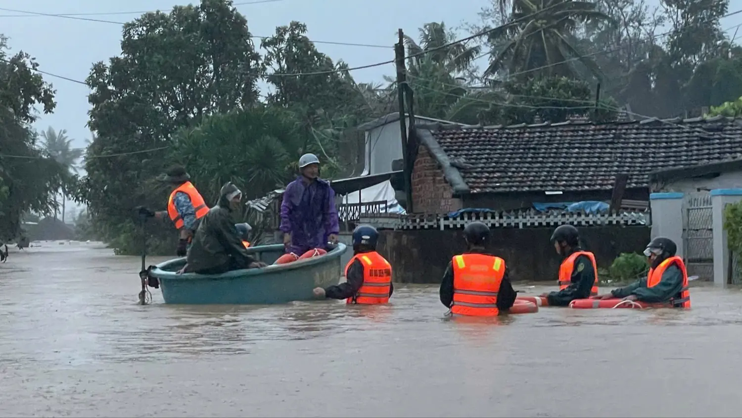 Mưa lũ l&agrave;m 10.055 ha l&uacute;a, hoa m&agrave;u bị thiệt hại