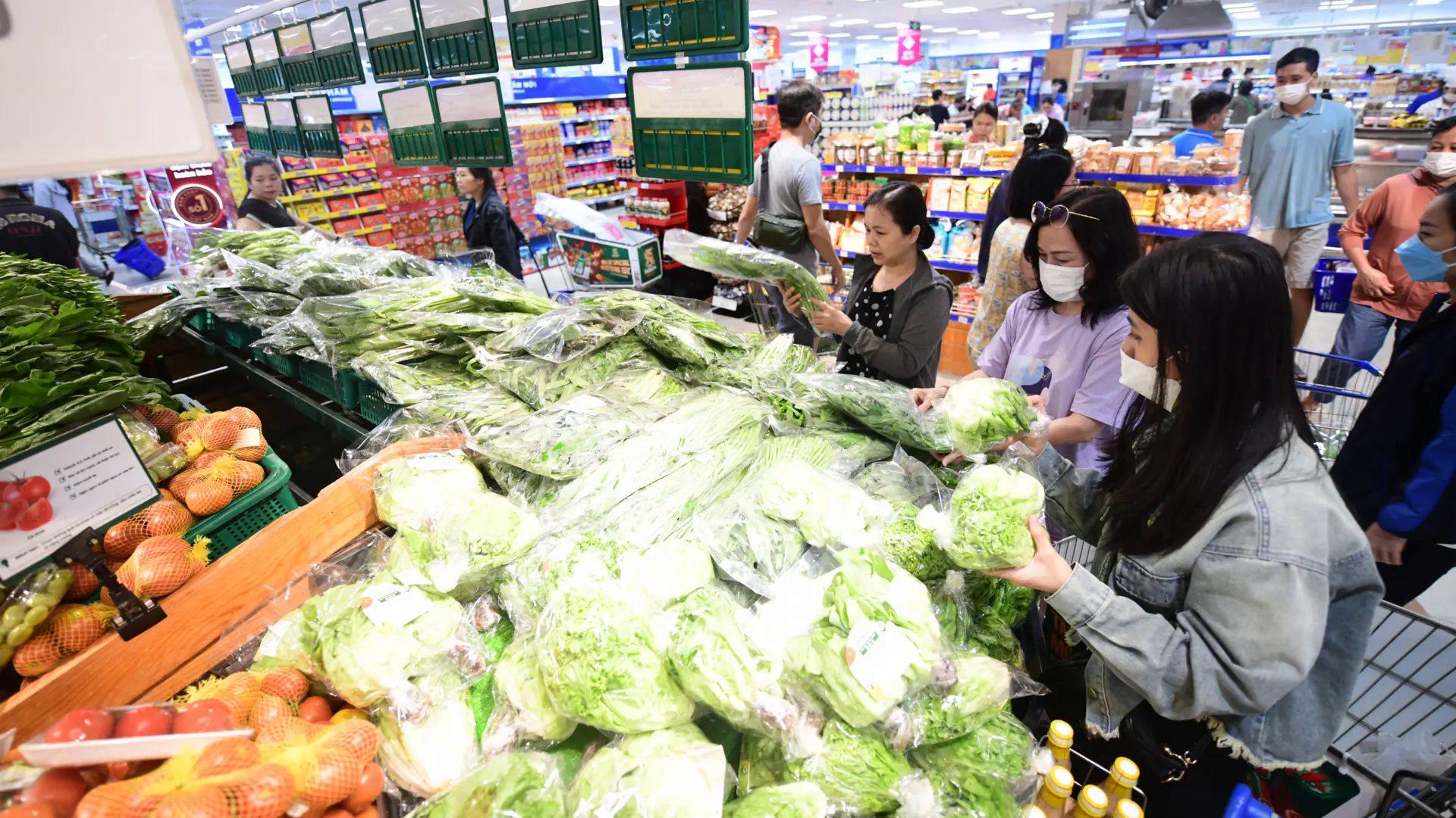 Gi&aacute; rau, củ, thịt, c&aacute; giảm tới 30% tại Saigon Co.op giữa cao điểm b&atilde;o gi&aacute;
