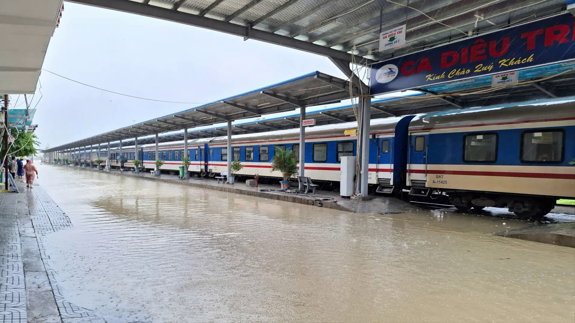 Gi&aacute;n đoạn đường sắt do mưa lũ g&acirc;y thiệt hại 5,3 tỷ đồng