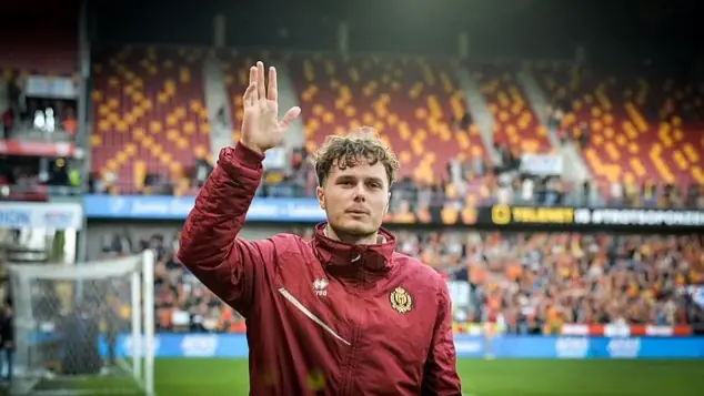 Cựu hậu vệ Inter Milan giải nghệ ở tuổi 26
