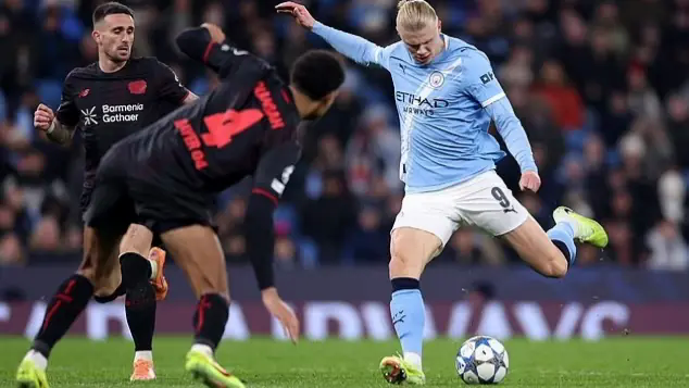 HLV Pep Guardiola: 'Thay 10 người l&agrave; sai lầm của t&ocirc;i'