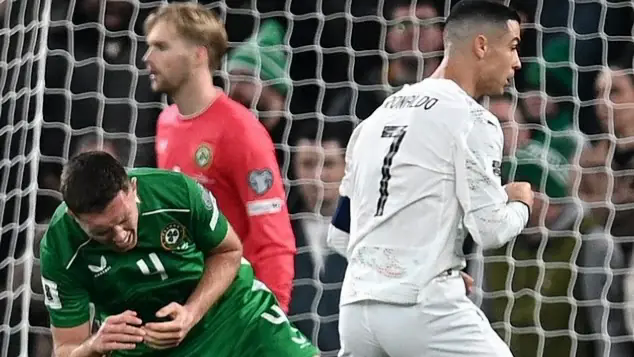 Cristiano Ronaldo nhận đặc c&aacute;ch từ FIFA