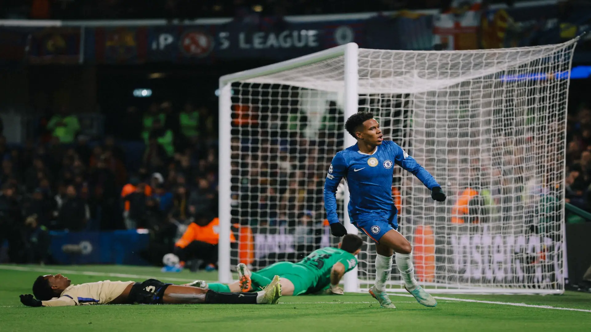 Estevao đi v&agrave;o lịch sử trong ng&agrave;y Chelsea đại thắng Barcelona