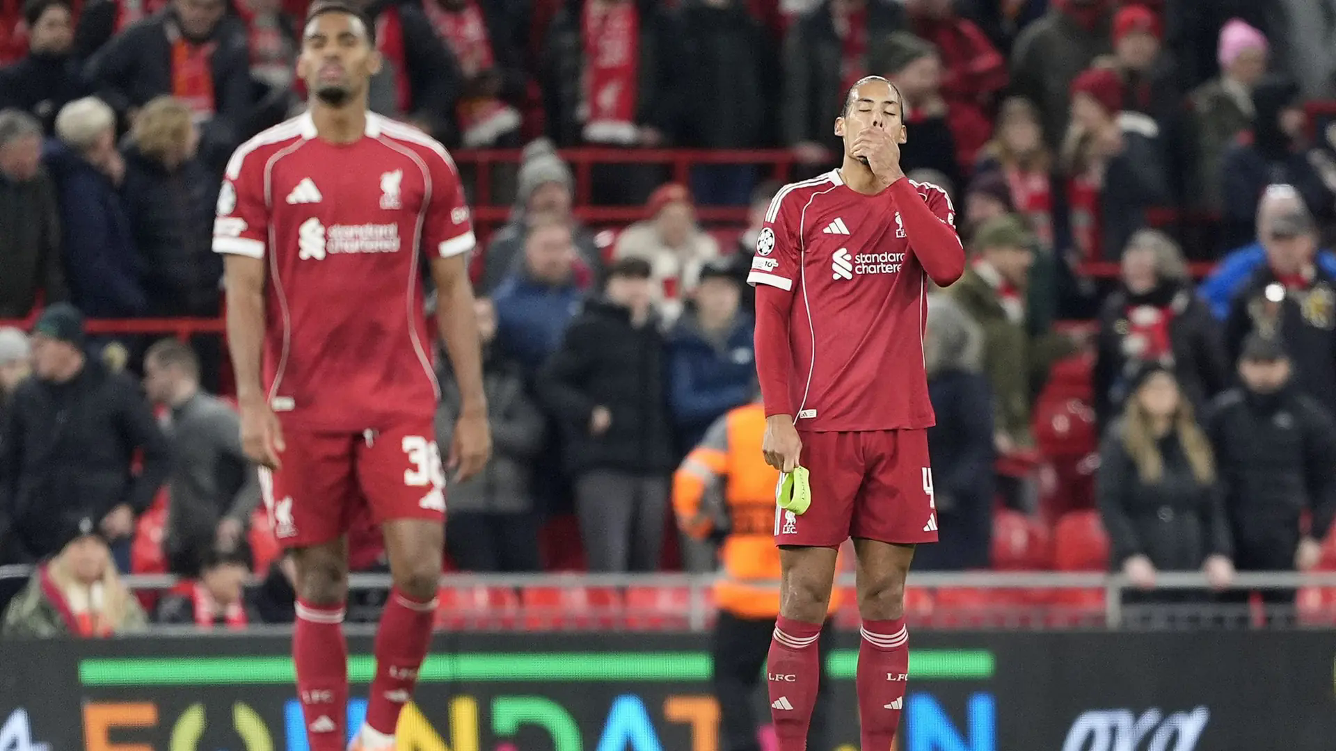 Liverpool thảm bại tr&ecirc;n s&acirc;n nh&agrave;