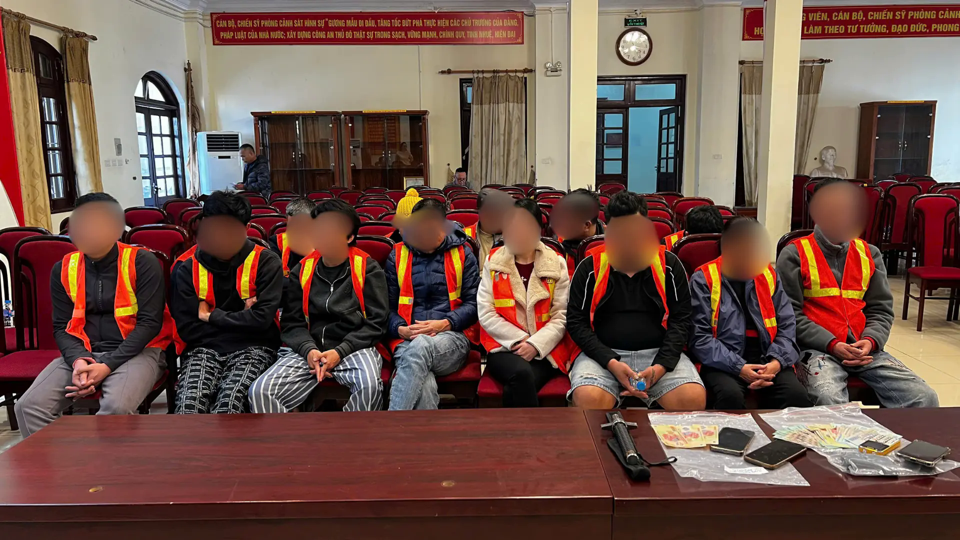 C&ocirc;ng an H&agrave; Nội bắt giữ nh&oacute;m đối tượng đ&aacute;nh bạc tr&ecirc;n s&ocirc;ng