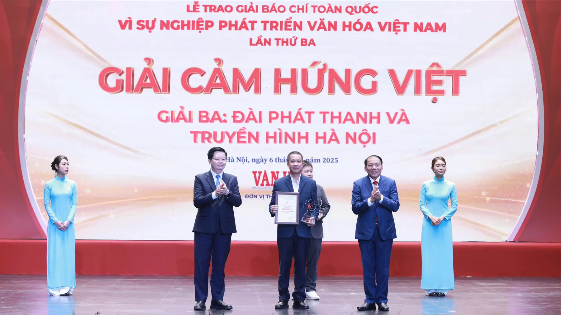 Đ&agrave;i H&agrave; Nội được trao giải 'Cảm hứng Việt'