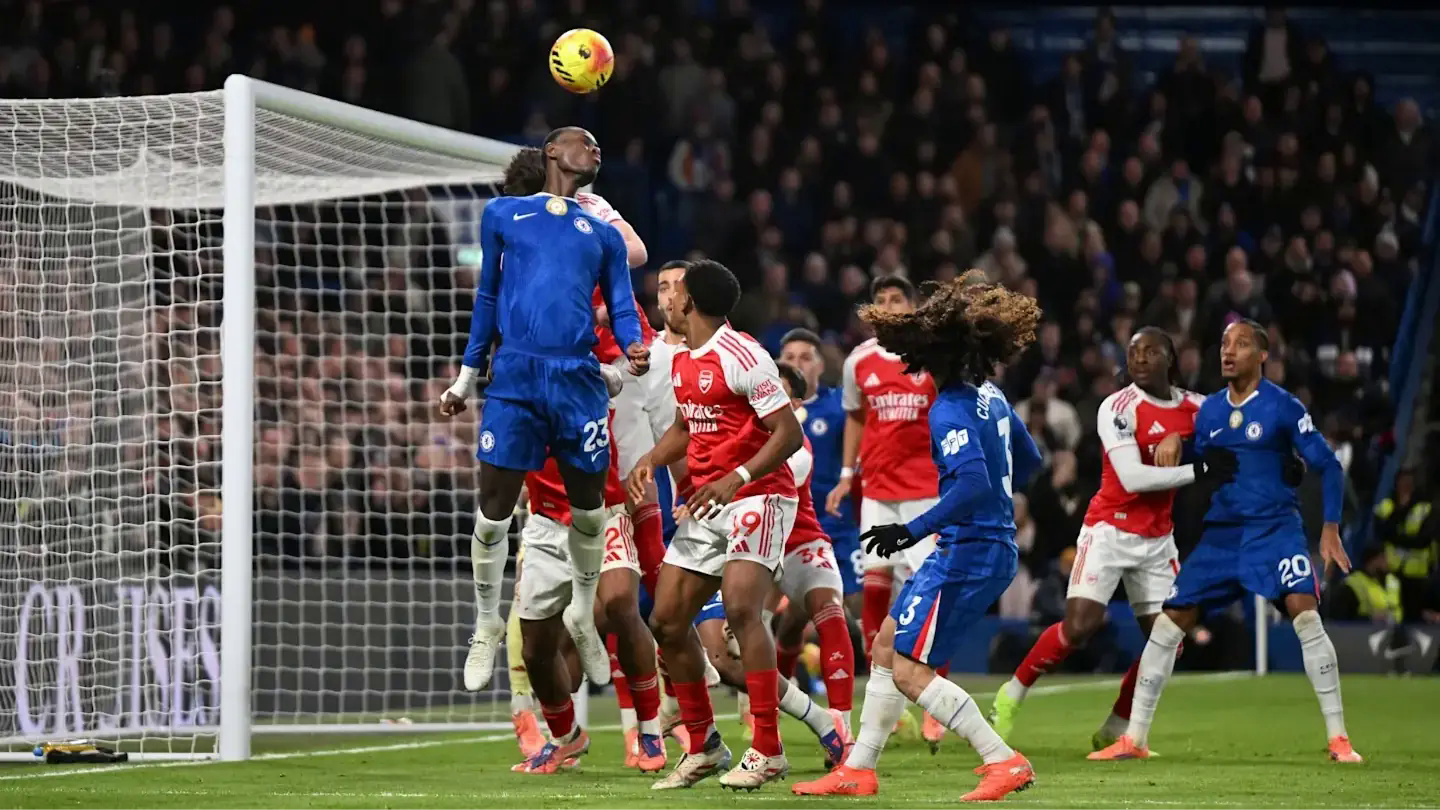 Arsenal chia điểm với Chelsea trong thế hơn người