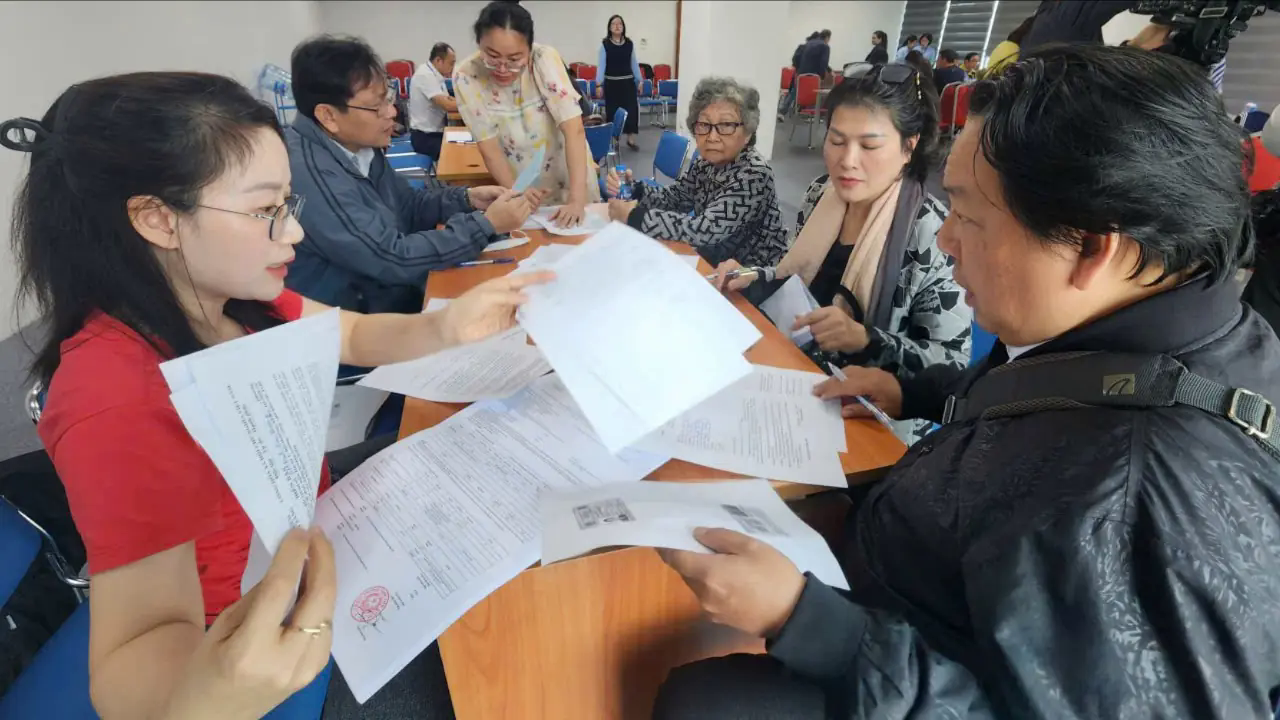 Người d&acirc;n b&ecirc;n hồ Ho&agrave;n Kiếm nhận tiền tỷ bồi thường mặt bằng