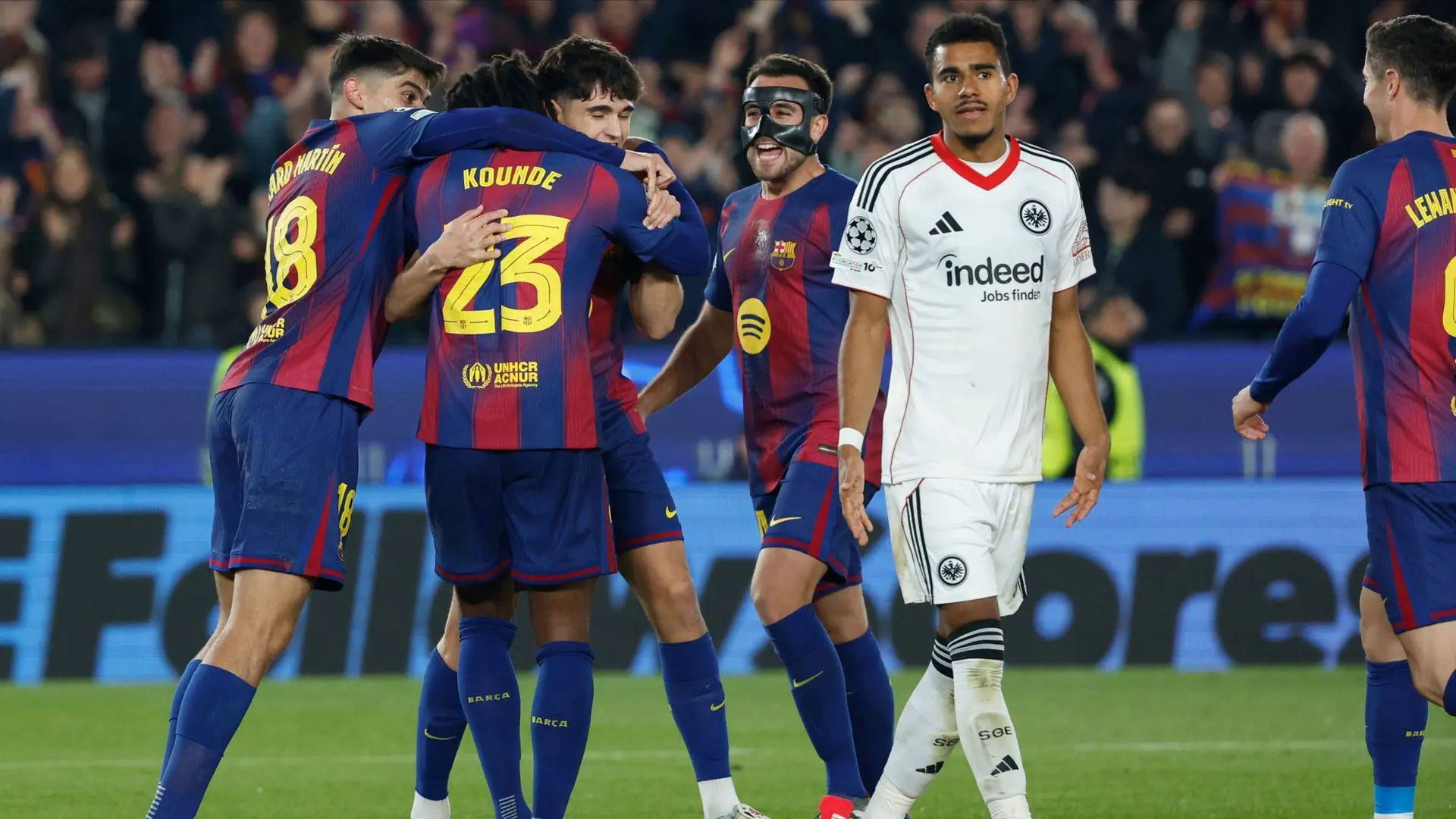 Jules Kounde tỏa s&aacute;ng gi&uacute;p Barcelona ngược d&ograve;ng gi&agrave;nh chiến thắng