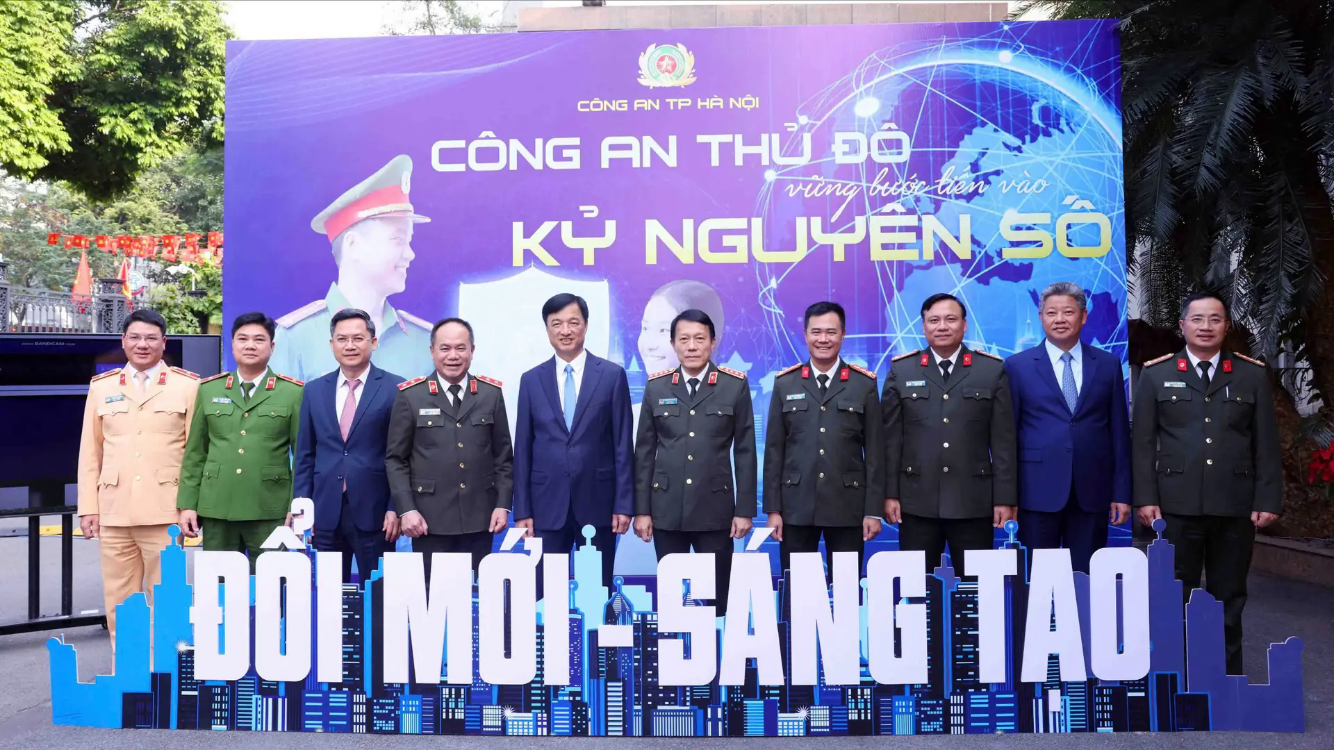 Bộ trưởng Bộ C&ocirc;ng an v&agrave; B&iacute; thư Th&agrave;nh ủy H&agrave; Nội trải nghiệm chuyển đổi số