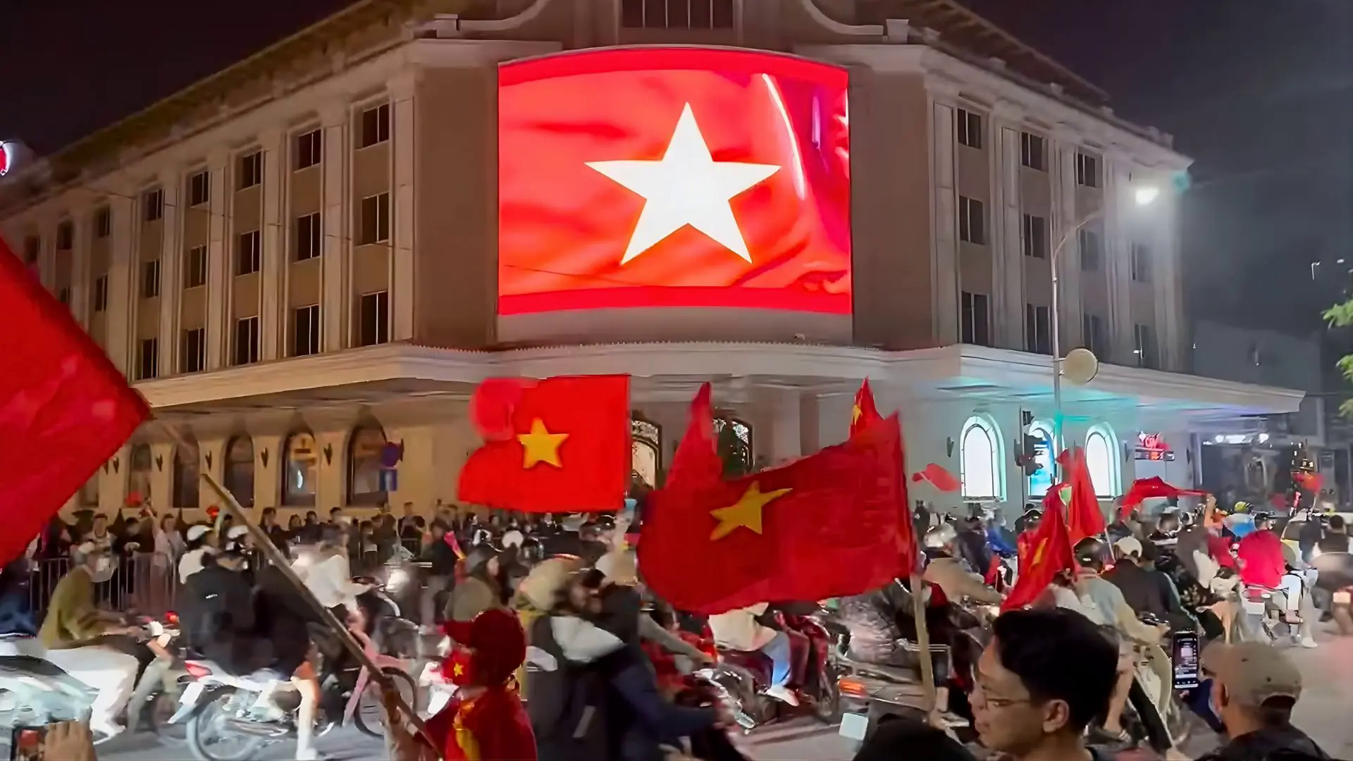 Người d&acirc;n H&agrave; Nội 'đi b&atilde;o' ăn mừng U22 Việt Nam v&ocirc; địch