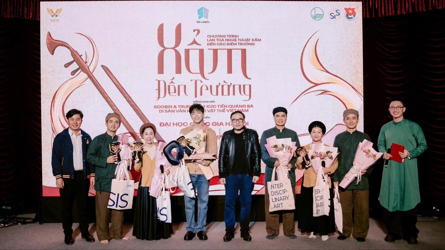 Soobin v&agrave; h&agrave;nh tr&igrave;nh đưa Xẩm đến trường