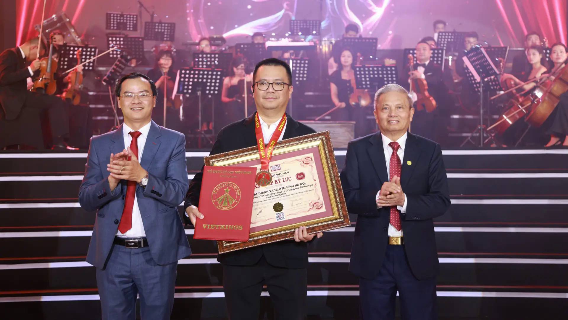 500 vũ c&ocirc;ng x&aacute;c lập Kỷ lục Việt Nam tại 'H&agrave; Nội vũ điệu xanh'