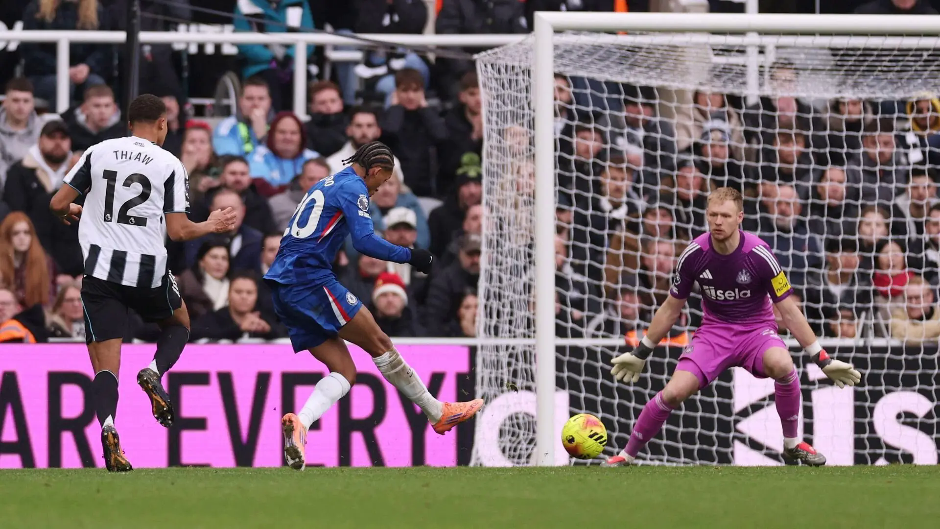 Chelsea tho&aacute;t thua tr&ecirc;n s&acirc;n Newcastle