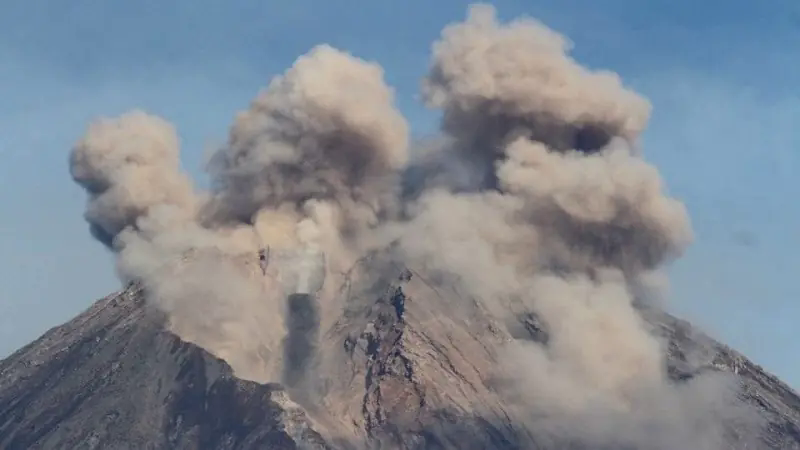 N&uacute;i lửa Semeru ở Indonesia phun tr&agrave;o, cảnh b&aacute;o cấp 3