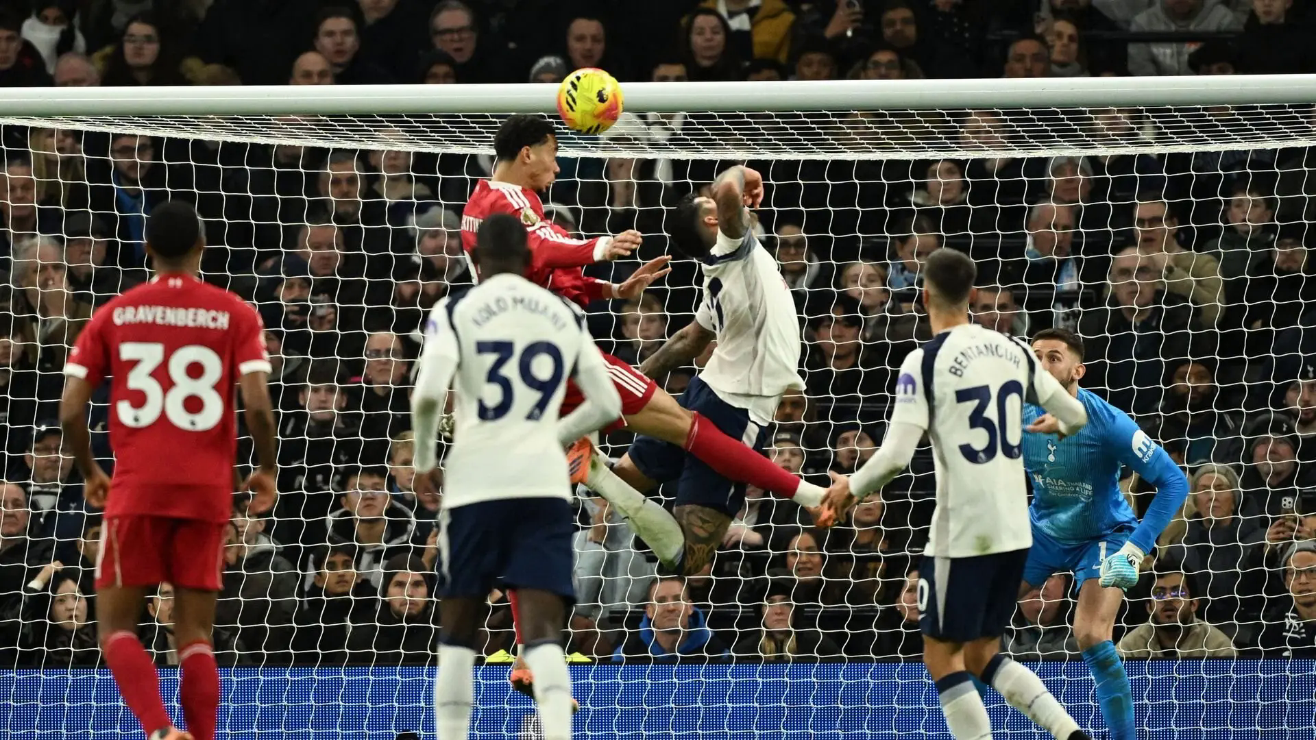 Liverpool thắng Tottenham trong trận cầu nghẹt thở tại Anfield