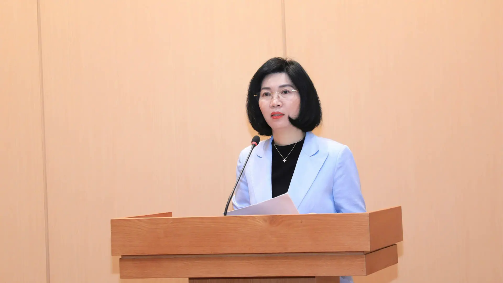 Ph&aacute;t huy năng lực v&agrave; đạo đức người c&aacute;n bộ