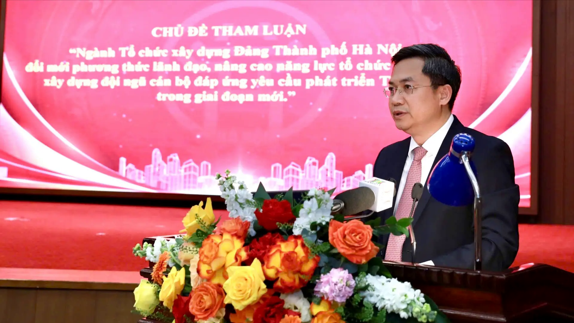 Đổi mới phương thức l&atilde;nh đạo, chuyển từ 'ra nghị quyết' sang 'tổ chức thực thi đến c&ugrave;ng'