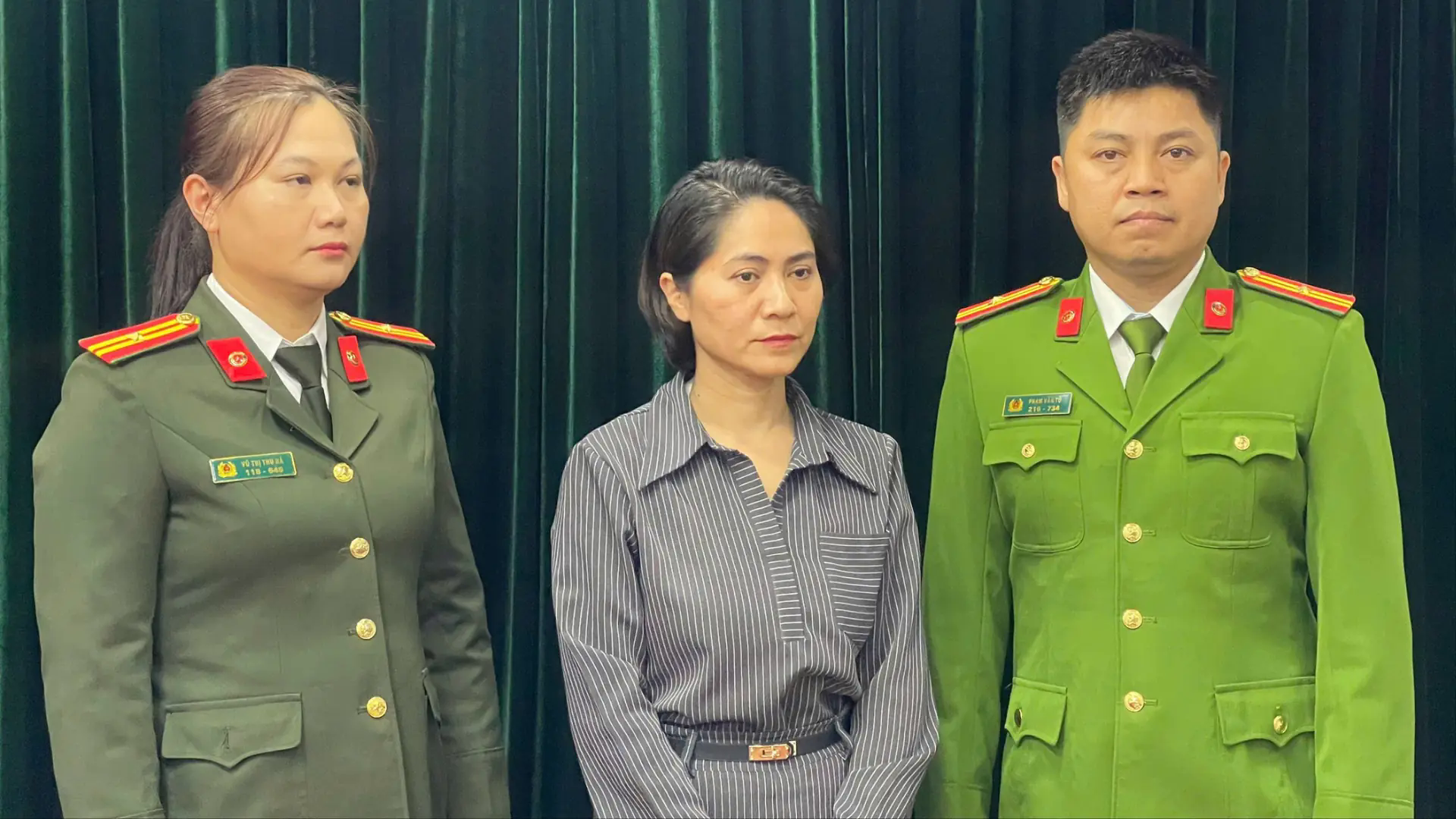 Khởi tố Gi&aacute;m đốc show &lsquo;Về đ&acirc;y bốn c&aacute;nh chim trời&rsquo; v&igrave; lừa đảo