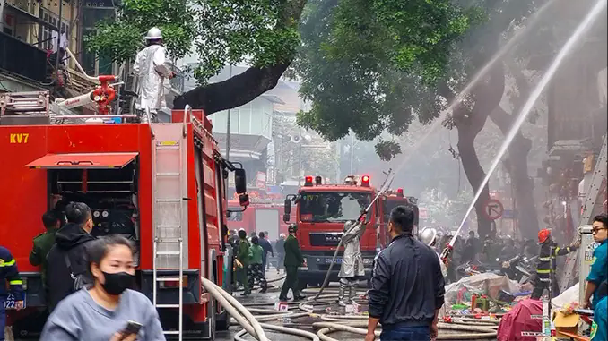 Ch&aacute;y nh&agrave; cao tầng tr&ecirc;n phố H&agrave;ng M&atilde;, một người bị thương nặng