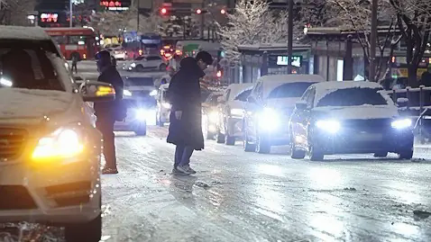 Seoul tăng cường t&agrave;u điện ngầm buổi s&aacute;ng do tuyết rơi d&agrave;y