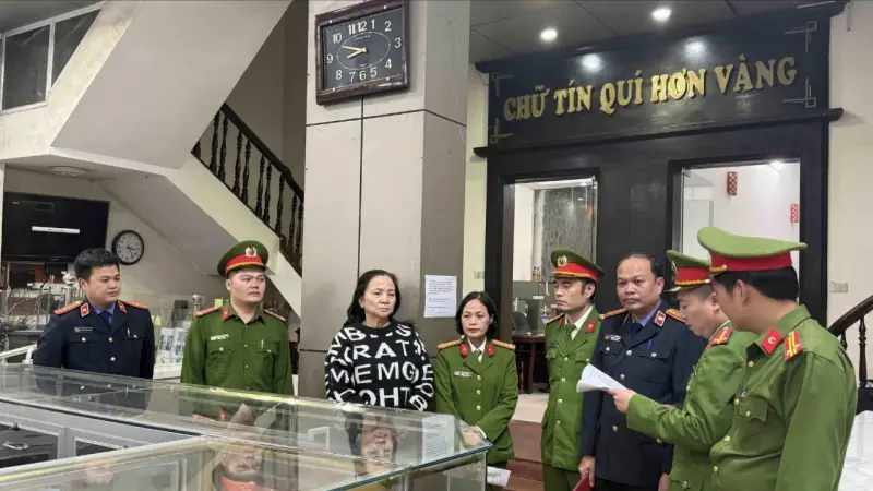 Bắt vợ chồng chủ tiệm v&agrave;ng Kim Chung li&ecirc;n quan h&agrave;nh vi trốn thuế