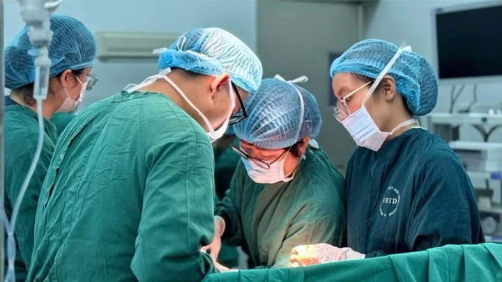 Tự &yacute; uống thuốc ph&aacute; thai ở tuần 26, sản phụ nguy kịch