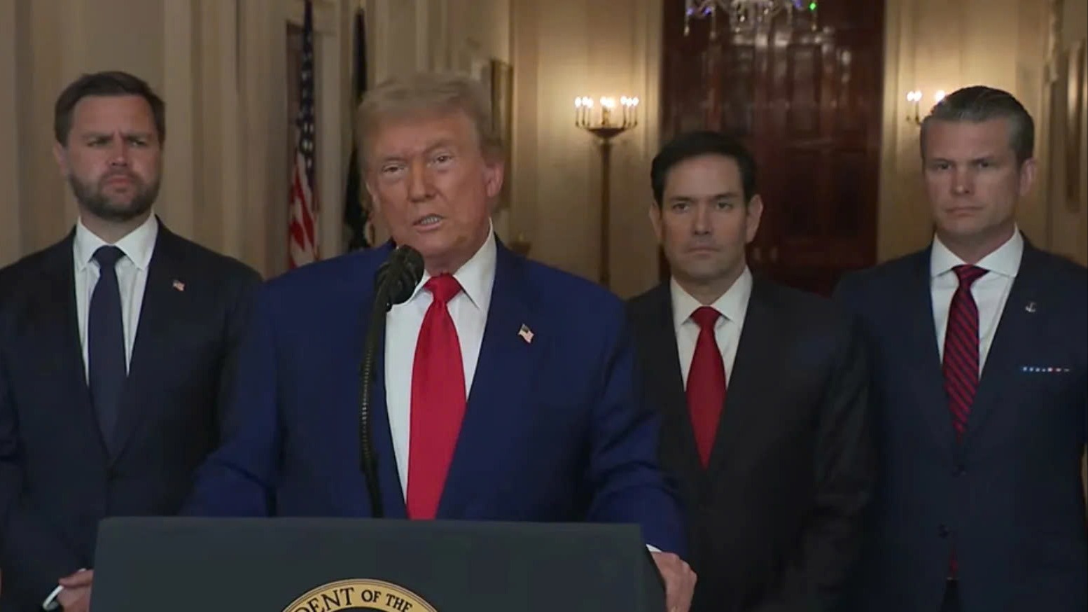 &Ocirc;ng Trump &uacute;p mở khả năng 'thay đổi chế độ' tại Iran