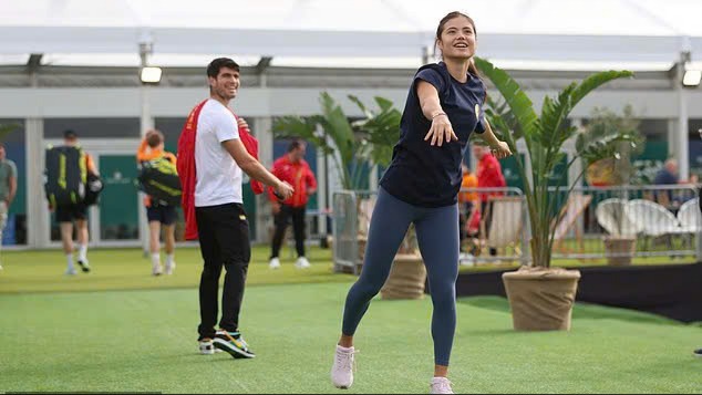 Emma Raducanu chia sẻ về t&igrave;nh bạn với Carlos Alcaraz